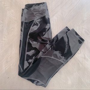 Under Armour Compression Leggings HEATGEAR black and grey print size small.